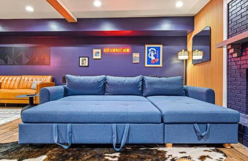 Alexander House | Wooded Oasis, HotTub, Sauna, GameRoom, 15min 2 AVL
