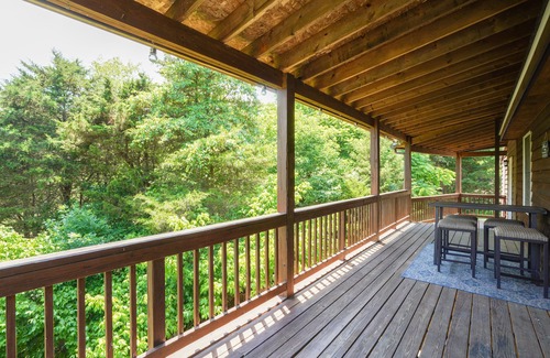 Front Royal Cabin | Wooded + Rustic Hideaway Minutes From River, Natl/State Parks, Hiking & Wineries