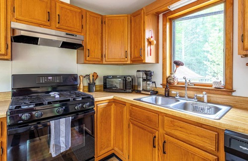 Town of Olive House | Wooded Way: Forest Views—Scenic Days—Starry Skies