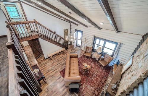 Demorest House | Wooden Cabin with Hot-Tub and Pool Table in Demorest, Georgia
