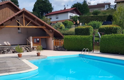 Le Syndicat Ski Chalet | Wooden chalet in Vosges by a pond