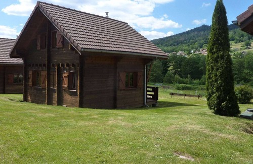 Le Syndicat Ski Chalet | Wooden chalet in Vosges by a pond