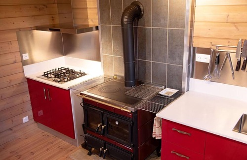 Solgne House | Wooden cottage for 6 people located on the edge of a private pond.