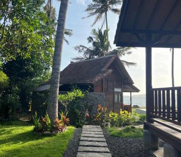 Candi Dasa Bed & Breakfast | WOODEN HOUSE CANDIDASA