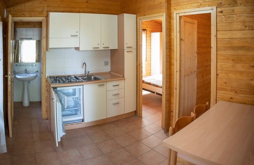 Ex Campo d'Aviazione Cabin | Wooden vacation home with veranda for 4 people.