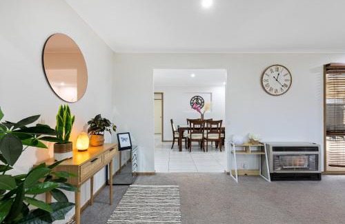 Melton West House | Woodgrove Penthouse - 36 min drive to MEL airport