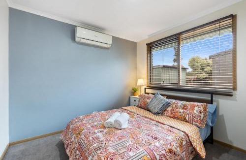 Melton West House | Woodgrove Penthouse - 36 min drive to MEL airport