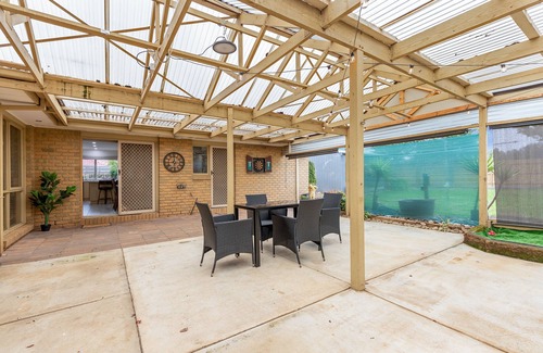 Melton West House | Woodgrove Penthouse - 36 min drive to MEL airport