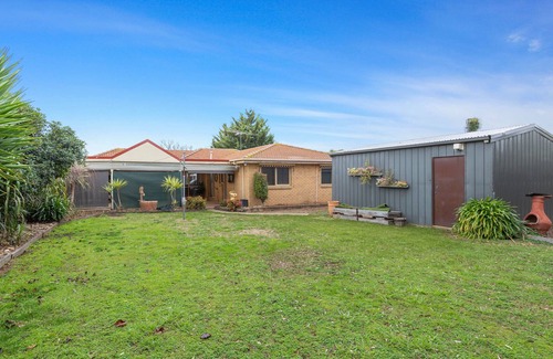 Melton West House | Woodgrove Penthouse - 36 min drive to MEL airport