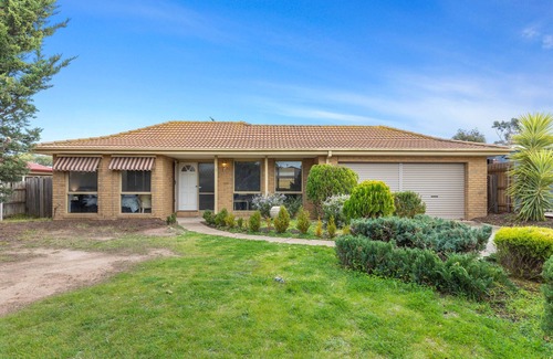 Melton West House | Woodgrove Penthouse - 36 min drive to MEL airport