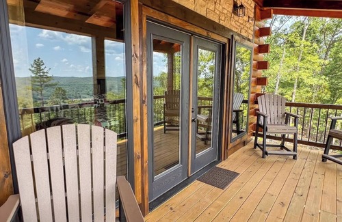 Van Buren Cabin | Woodhaven Hideaway! Beautiful cabin located in Van Buren, view of Current River.