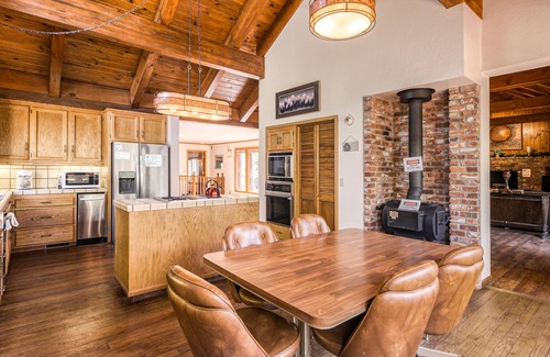 Skyland House | Woodland dog-friendly home minutes to the beach with wood fireplace, sleeps 10