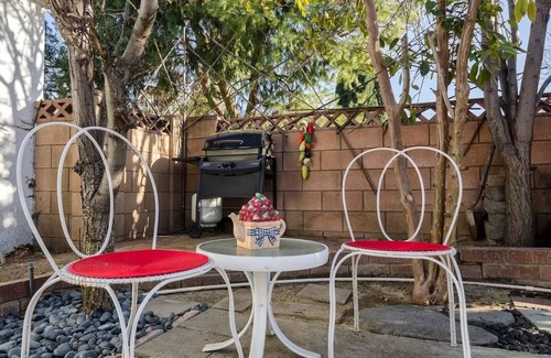 West Hills Apartment | Woodland Hill/Warner Ctr. Retreat InQuiet area with no apartments close by.n