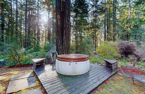 Anchor Bay House | Woodland home with hot tub, deck, olive tree, near beach - 1 dog OK