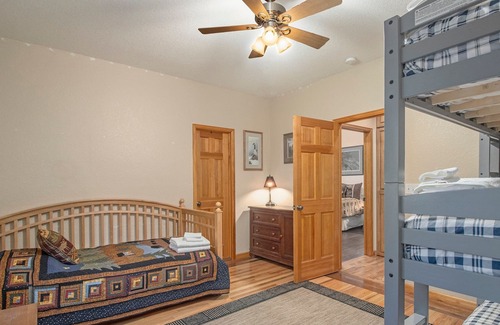 Perry Park House | Woodland Retreat 1 Acre Game Area Huge Yard