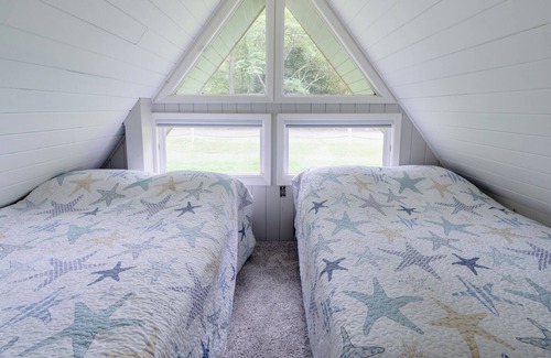 Heber Springs Cabin | Woodland Retreat is a perfect destination to relax w/gorgeous lakefront views!