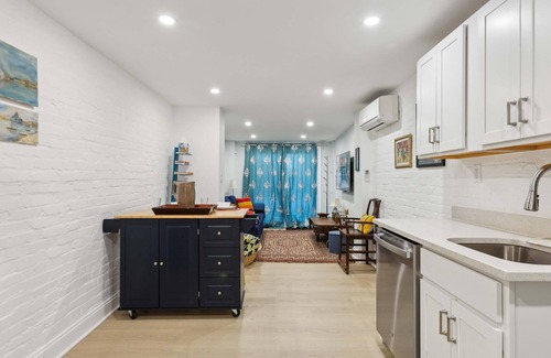 Woodley Park Apartment | Woodley Wayfarer: Walk to Zoo + On Premise Parking