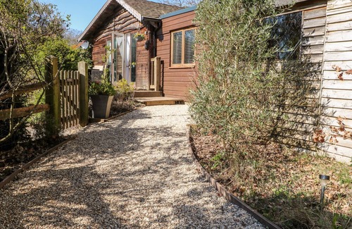 Haslemere Cottage | WOODMANCOTE LODGE, pet friendly, luxury holiday cottage in Linchmere