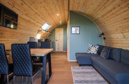 Yockenthwaite Cottage | WOODPECKER, family friendly, with hot tub in Ingleton