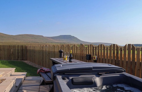 Yockenthwaite Cottage | WOODPECKER, family friendly, with hot tub in Ingleton