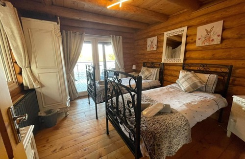 Tattershall Cabin | Woodpecker two storey log cabin with a pizza oven,bbq,hot tub, pool table, fishing peg@tattershall