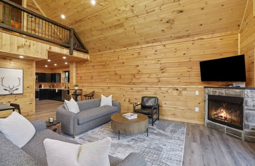 McArthur Cabin | Woodstone Lodge | Hocking Hills