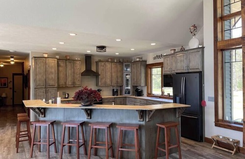 Kingsley House | Woodsy and Private- Dream House on a 7 Acre Pond