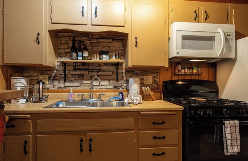 Big Bear City Cabin | Woodsy cabin with WiFi , pets ok ,fence yard. Close to all things in Big Bear