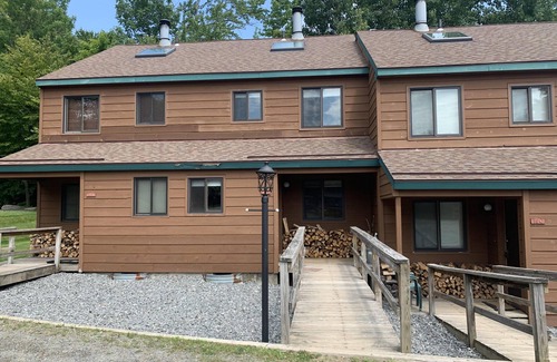 West Dover House | Woodsy Getaway! Shuttle or Ski-home from Mt. Snow