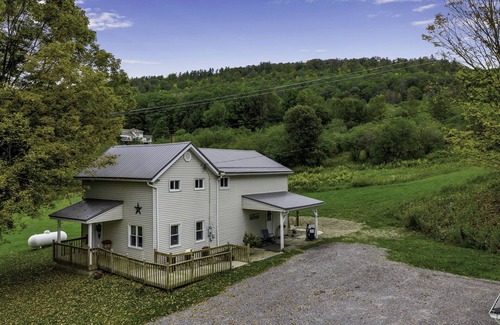 Black Creek House | Woodsy Retreat in a Quiet Corner of Cuba, with jacuzzi and a theater room