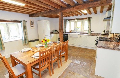 Tupton Cottage | WOODTHORPE CRUCK COTTAGE, family friendly, with hot tub in Clay Cross