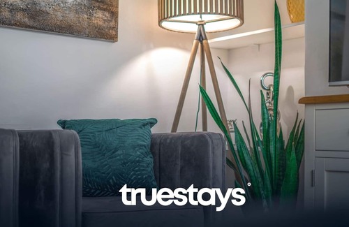 Cannock House | Woodview House by Truestays Serviced Accommodation