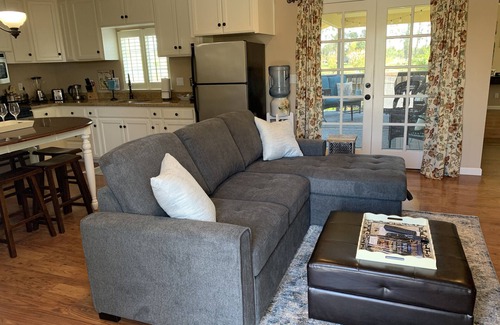 Santa Rosa Cottage | Woolsey Road Cottage -Cozy, Comfy and Fresh Eggs!