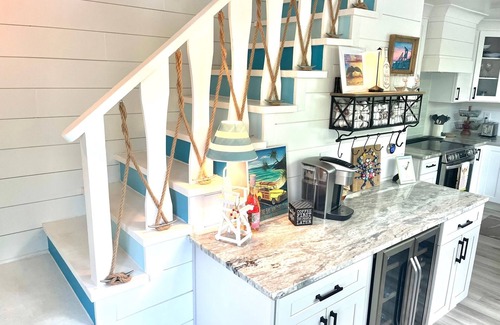 Emerald Isle House | Woosaah Life - Remodeled 2023-2 King EnSuites,Dog Friendly,Pvt Beach Parking