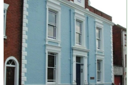 Worcester Apartment | Worc City-Parking-WI-FI-Toiletries-TVs-Full kitchen-Ent Apart-Outside Space