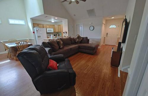 New Bern House | Work Groups Welcome! 3 Bedroom House with screened in porch