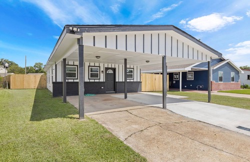 Lake Charles House | Work Hard, Rest Easy Oasis! 3BR, Central Air, Pet Friendly, Easy Commute