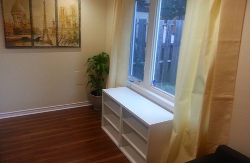 Ottawa Division House | Work-Play Suite Near The Ottawa Airport & LRT