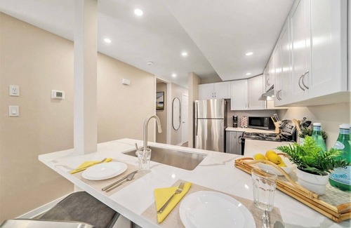 Ottawa Division House | Work & Relax | Fast WiFi | 1BR+Office | Private Fenced Yard | 30+ Nights