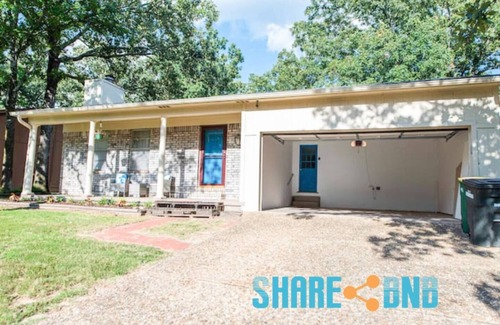 Sherwood House | Work & Relax ~ Near LRAFB ~ King Bed ~ Patio