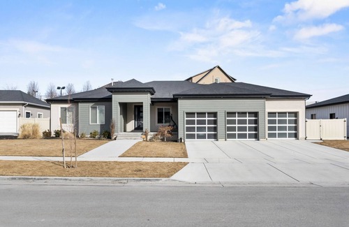 Draper House | Work remotely. Blazing fast WiFi, stocked kitchen, laundry. Great location.