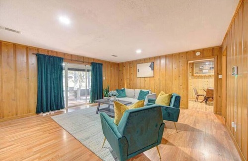 Beaumont House | Workers Haven - Pet Friendly- Patio - Fiber Wi-Fi - King Bed