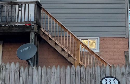 Ashland House | Workers Paradise. Uniquely decorated. Sleeps 8. Internet and tvs in every room.