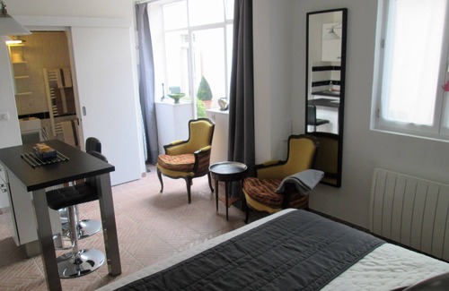 Maisons-Laffitte Hotel | WORKSHOP, independent studio on private courtyard PARIS center 20 minutes by RER A