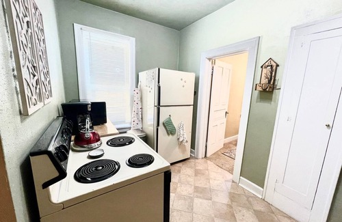 Minot Apartment | 🐞 Workstation + 65" Smart TV + Laundry + Free Wi-Fi