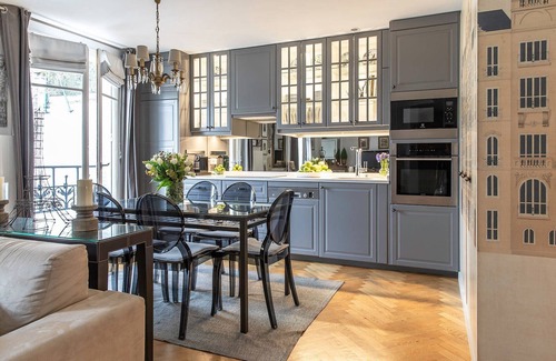 Quartier du Gros-Caillou Apartment | Wow Eiffel Tower View, Unbelievably Elegant & Spacious