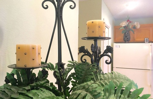 Virginia Trace Villa | WOW. ELEGANT Courtyard Villa, GOLF CART, Walk to Sumter Square & pool, sleep 6+