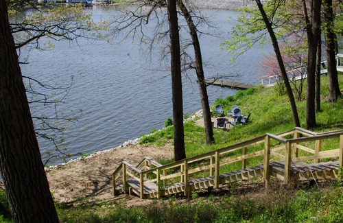 Monticello House | WOW-modern NEW house on Lake Shafer: Hot tub, beach, firepit, playground, games!