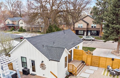 Depot Bench House | WOW! QUALITY ECLECTIC LUX HOME w/ Hot Tub, Gourmet Kitchen, + DOG Friendly! 5 min to BSU!