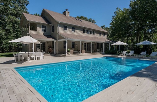 North Haven House | Wraparound Porch with Seating, Outdoor Dining, Master Bedroom with Jacuzzi,.
